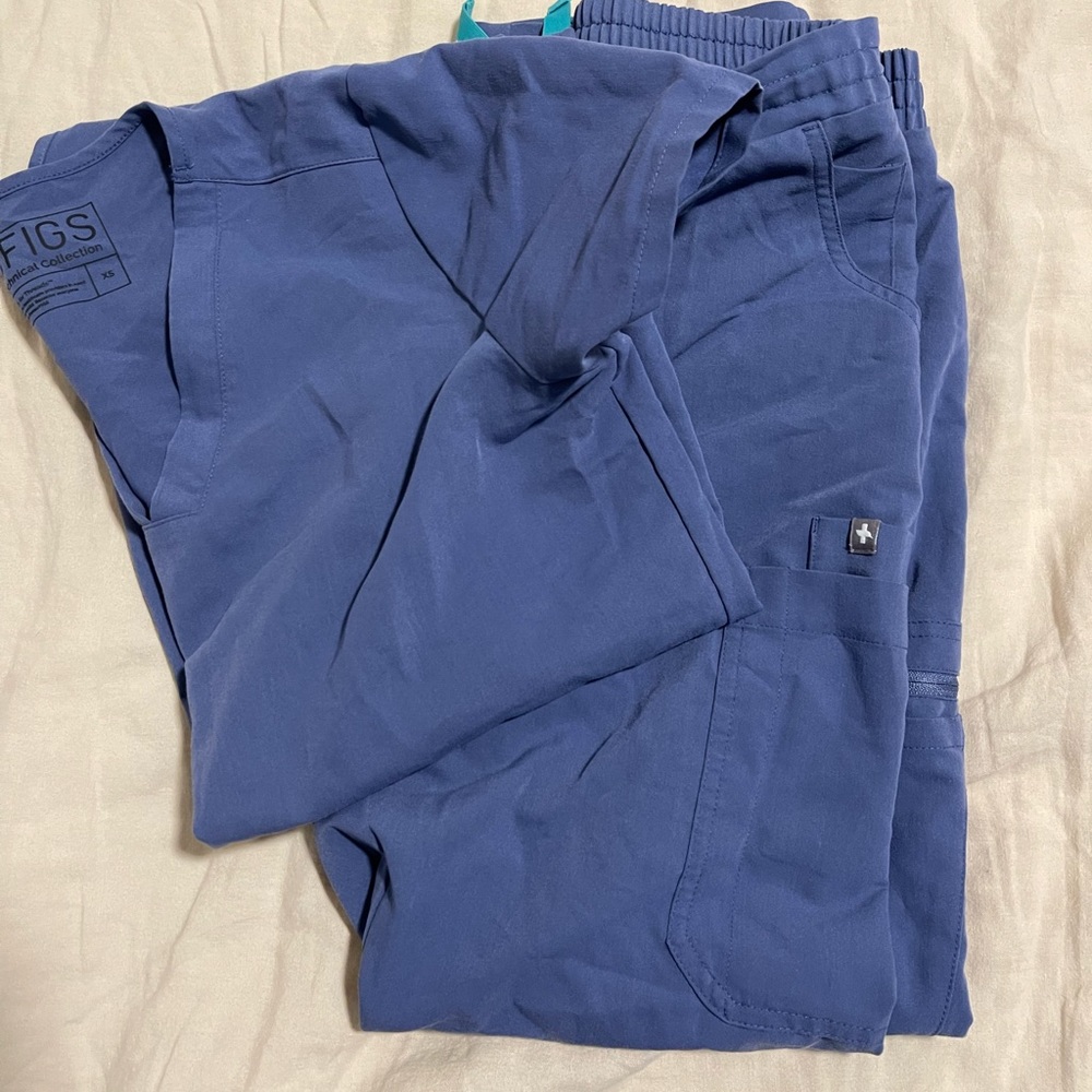 Figs Scrubs Women’s Big Sky Casma top and Yola Bottoms